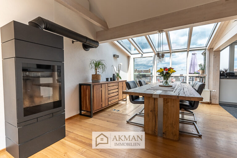 08 | Esstisch mit Zugang zum Balkon