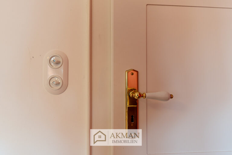 3.OG | Lichtschalter und Türgriff