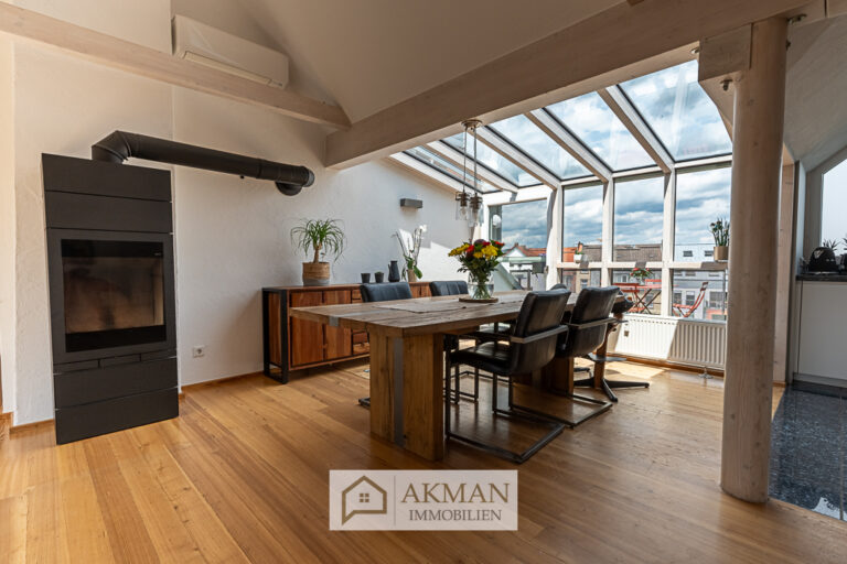 03 | Essbereich mit Kamin und Zugang Balkon