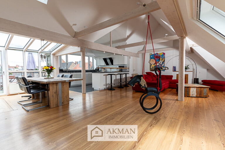 01 | Blick in den Ess-, Koch- und Wohnbereich