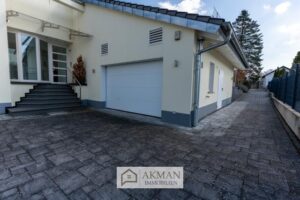 Haupteingang mit Blick auf Garage