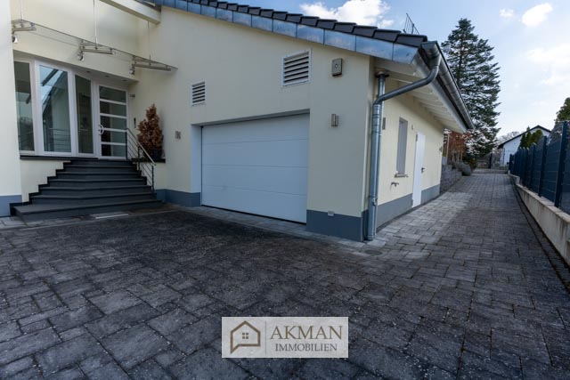 Haupteingang mit Blick auf Garage