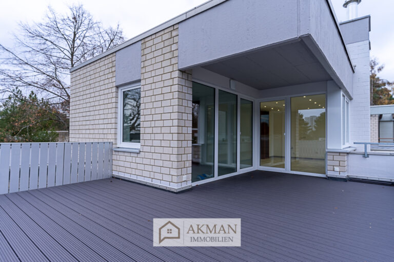 großzügige Dachterrasse | OG